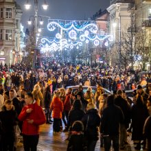 Vilniečiai nepaisė prašymo eglės įžiebimą stebėti namuose: minios suplūdo į Katedros aikštę