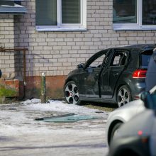Nakties sprogimas Šančiuose: nukentėjo po daugiabučio langais stovėjęs moters „VW Golf“ 