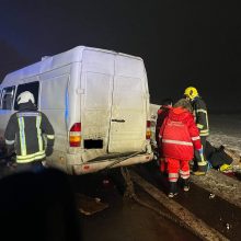 Dviguba nelaimė baigėsi tragedija: į namus grįžtantys latviai Kelmės rajone pateko į mėsmalę