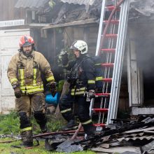 Vilniaus rajone – didelis gaisras: užsiliepsnojo namas, pranešama apie nukentėjusįjį