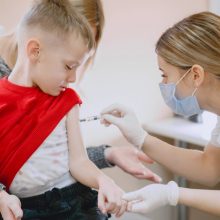 Gamintojai: „Pfizer“ koronaviruso vakcina veiksminga vaikams iki penkerių metų