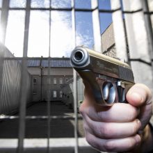 Baugus įvykis Marijampolės kalėjime: iš BMW išlipęs vyras nukreipė ginklą į apsaugos posto langą