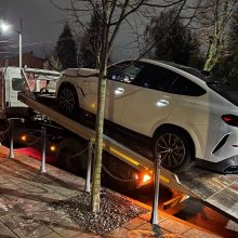 Penktadienio vakarą iš Kauno centro girta BMW vairavo pati, kol nesustabdė pareigūnai