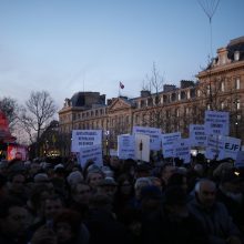 Tūkstančiai paryžiečių protestavo prieš antisemitinių išpuolių protrūkį