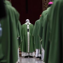 Popiežius vaikų lytinį išnaudojimą prilygino „žmonių aukojimui“