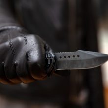 Šančiuose peiliu ginkluotas plėšikas sužalojo ir apvogė moterį