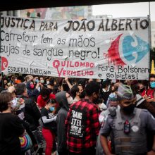 Juodaodžio žūtis Brazilijoje įžiebė daugiatūkstantinius protestus prieš rasizmą
