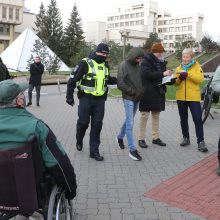 Vilniuje surengta akcija prieš kaukių dėvėjimą: tarp sulaikytųjų – O. Šurajevas