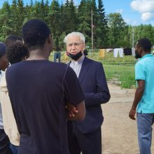 Kardinolas A. J. Bačkis svajoja, kad prieglobsčio prašytojai dirbtų, o jų vaikai lankytų mokyklas