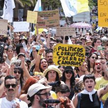 Dešimtys tūkstančių žmonių Kanaruose protestavo prieš masinį turizmą