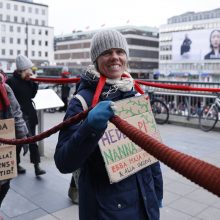 Klimato aktyvistės apjuosė Švedijos parlamentą milžinišku raudonu šaliku