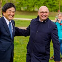 Spalvingo pikniko tarp sakurų nesugadino ir apniukęs dangus