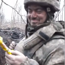 Ir kare – optimistai: kaip Ukrainos kariai švenčia gimtadienį apkasuose