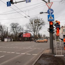 Kauno sankryžose jau kabinamos žaliosios rodyklės