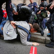 Rusijoje įsisiūbuoja protestai: pareigūnai žmones tramdo areštais  