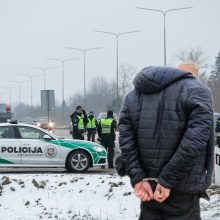 Neeilinis incidentas Vilniuje: į gatvę išbėgęs vyras ėmė niokoti automobilius