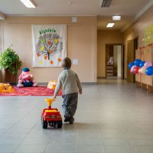 Vilniaus darželio darbuotojoms – įtarimai siaubingu elgesiu su vaikais: gąsdino, kad išmes pro langą