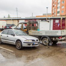 Naktį Kauno ugniagesiai skubėjo gesinti pleškančių automobilių 