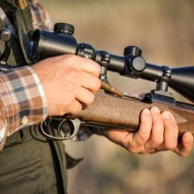 Per plauką nuo tragedijos: netyčia iššovęs šautuvas sužalojo medžiotoją