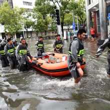 Taifūnas Kinijoje pareikalavo 33 gyvybių, dar šešiolika žmonių dingo