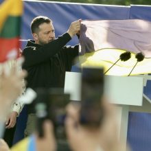 Vilniuje keliant mūšyje sušaudytą Ukrainos vėliavą V. Zelenskis sakė esantis namie 