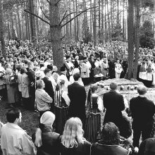 Pagarba: laidotuvių procesija Kauno gatvėmis nusitiesė kelis kilometrus.