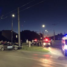 Kaune – ir vėl stiprus BMW smūgis į stulpą: vairuotojas girtas, yra sužalotų
