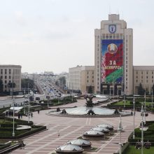 Tūkstantinė minia Minsko centre skanduoja „Gėda!“ ir „Išeik!“
