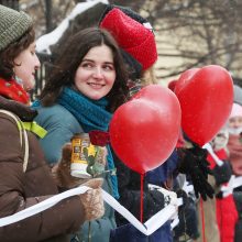 Rusijoje protestuodamos moterys Valentino dienos proga formavo žmonių grandines