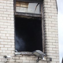 Gaisras „Kauno balduose“: ugniagesiai dar budi, kad ugnis vėl neįsipliekstų