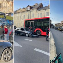 Autobuso ir „Volkswagen“ avarija: užsikimšo visas miesto centras
