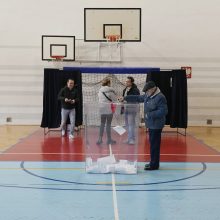 Lenkai renka šimtų miestų merus antrame vietos rinkimų ture