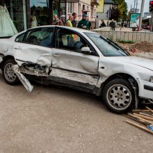 Tarsi užkeiktoje sankryžoje Kaune – masinė avarija, sužaloti trys žmonės