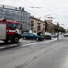 Tarsi užkeiktoje sankryžoje Kaune – masinė avarija, sužaloti trys žmonės