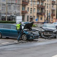 Tarsi užkeiktoje sankryžoje Kaune – masinė avarija, sužaloti trys žmonės