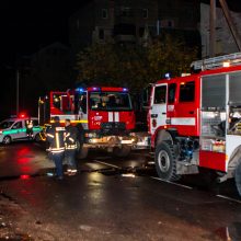 Kauno ugniagesius ant kojų sukėlė gaisras daugiabutyje