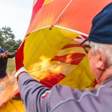 Pirmoji šventės diena: oro balionai Santakos parke nuo žemės nepakilo