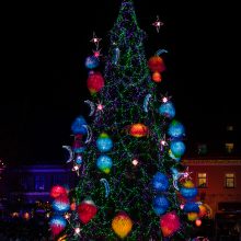 Sausakimšoje Rotušės aikštėje įžiebta kosminė Kalėdų eglė <span style=color:red;>(vaizdo įrašas)</span>