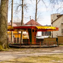 Veiksmas Vytauto parke – jau išmontuojamos senosios sūpynės
