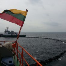 Laivas „Šakiai“ Baltijos jūroje treniravosi šalinti naftos dėmes