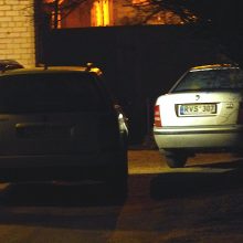 Sekmadienio vakarą tarnybinis automobilis stovėjo Žemaičių Naumiestyje gyvenančio R.Valančiaus namo kieme. 