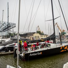 Jachtą „Ambersail 2“ Klaipėda pasitiko su trispalvėmis ir lietumi