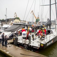 Jachtą „Ambersail 2“ Klaipėda pasitiko su trispalvėmis ir lietumi