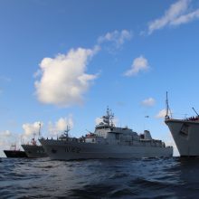 Karo laivai bendrų mokymų metu jūroje paminėjo Baltijos kelio 30-metį