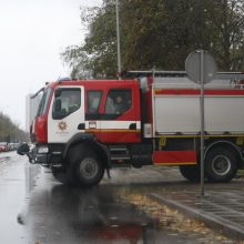 Vėtra uostamiestyje: niokojami automobiliai, į uostą neįplaukia laivai