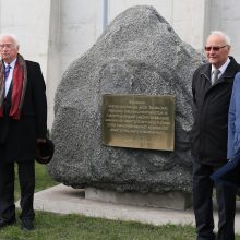 Akcentas: „Begos“ jubiliejui skirtą akmenys A.Kuzmarskis atidengė kartu su J.Biržiškiu, V.Greičiūnu ir A.Vaitkumi.
