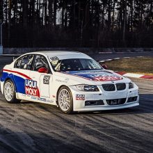 Kokius automobilius vairavo septyniskart „1006 km“ lenktynių čempionas J. Gelžinis?