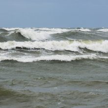 Laikas prie jūros: vieni grožėjosi, kiti – gaudė bangas