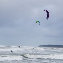 Laikas prie jūros: vieni grožėjosi, kiti – gaudė bangas