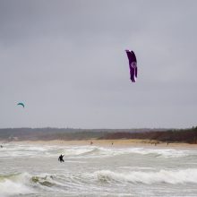 Laikas prie jūros: vieni grožėjosi, kiti – gaudė bangas